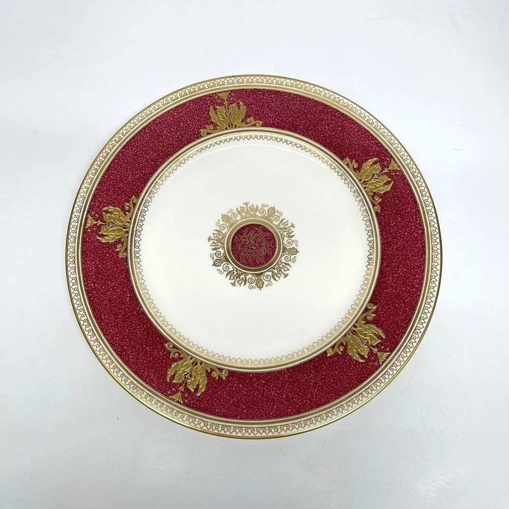 Wedgwood Columbia Powder Ruby Rim And Center Dinner Plate‎ Floral Griffin Motifs
